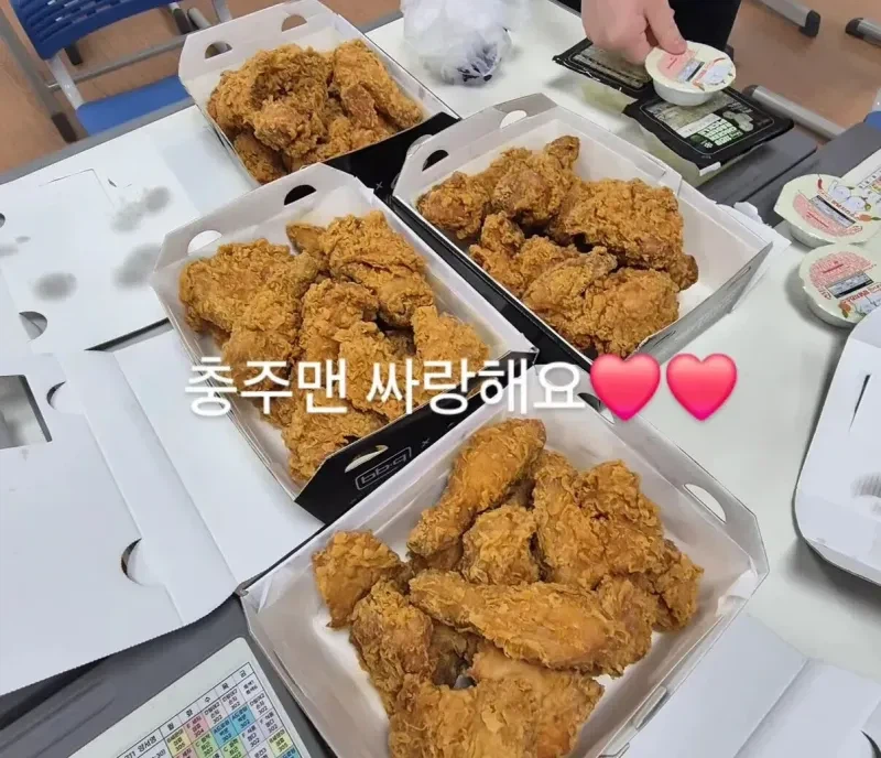 충주맨 치킨 홍보 이벤트에 대해 안좋게 말하는 계정.JPG_2.webp