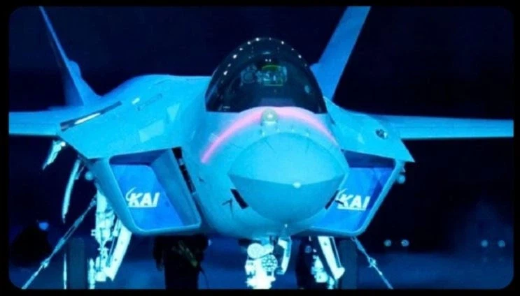 관심에 부끄러워 하는 보라매쨘_1.webp