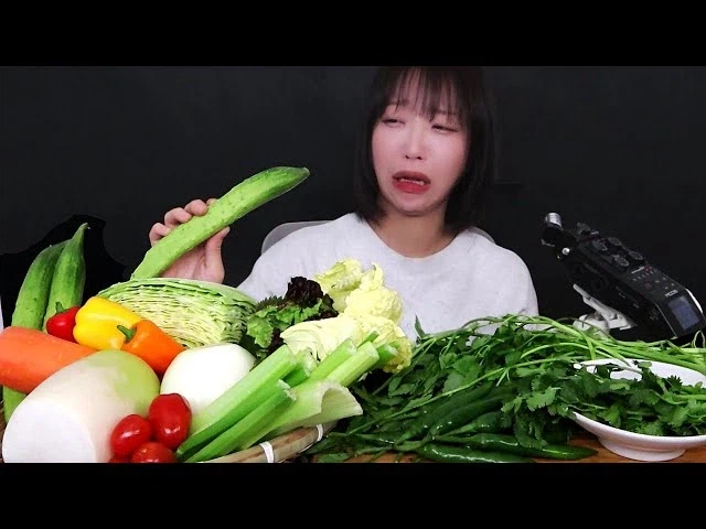 쯔양도 아 이건 좀 한 먹방_1.webp