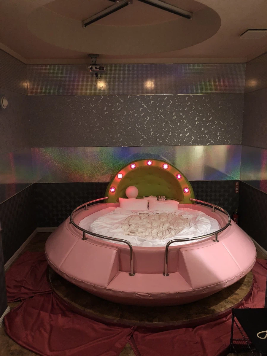 일본 러브호텔에있는 UFO_1.webp
