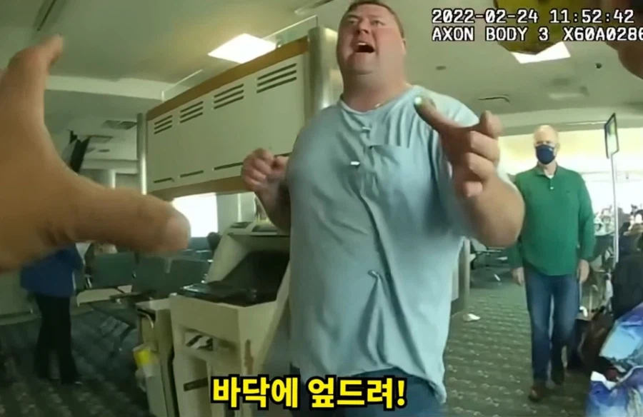 테이저건 맞은 여객기 기내 난동범이 경찰에게 한 말_1.webp