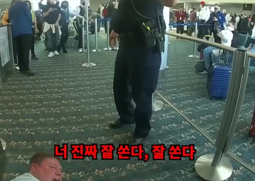 테이저건 맞은 여객기 기내 난동범이 경찰에게 한 말_4.webp