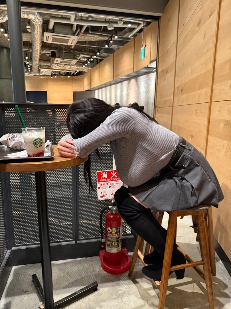 의외로 사람들이 카페에서 쳐다보게 된다는 사람.jpg_1.webp