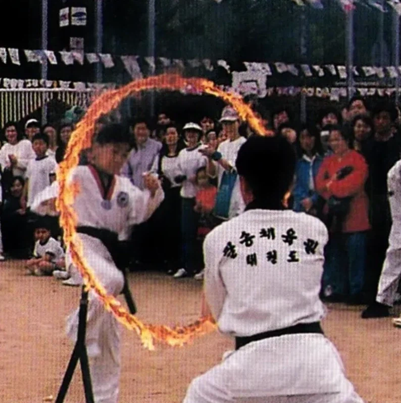 80~90년대 초등학교 운동회 태권도 시범 수준.JPG_1.webp