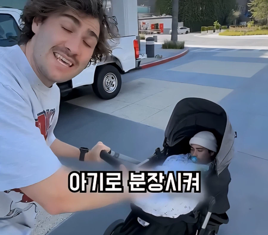 아기로 분장해서 공짜로 놀이공원 뚫기_2.webp