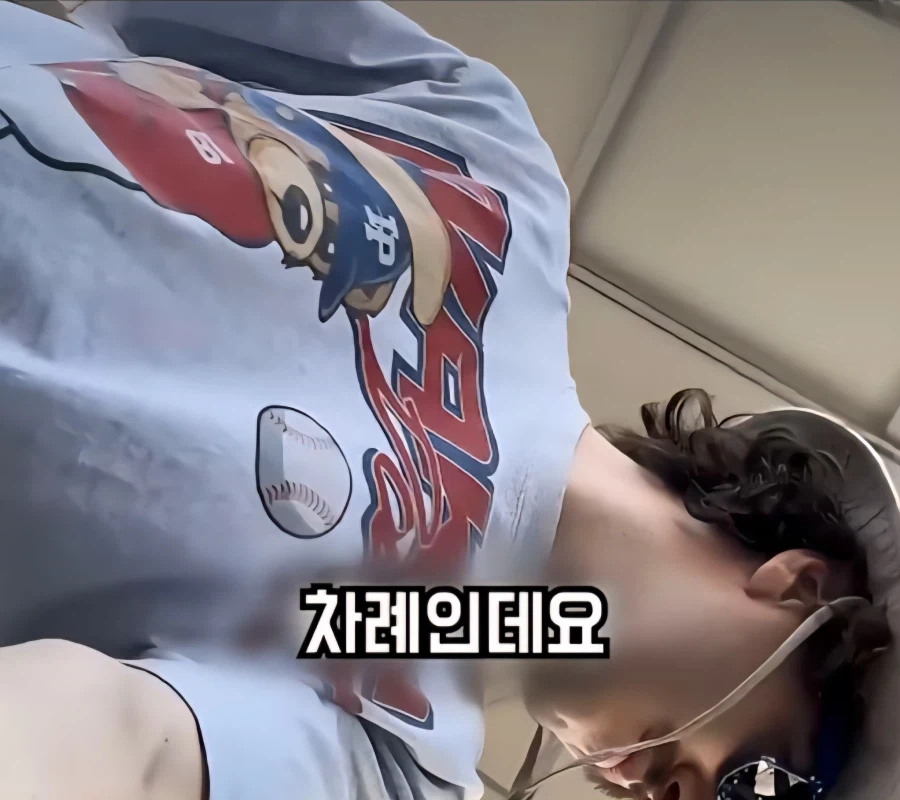 아기로 분장해서 공짜로 놀이공원 뚫기_9.webp