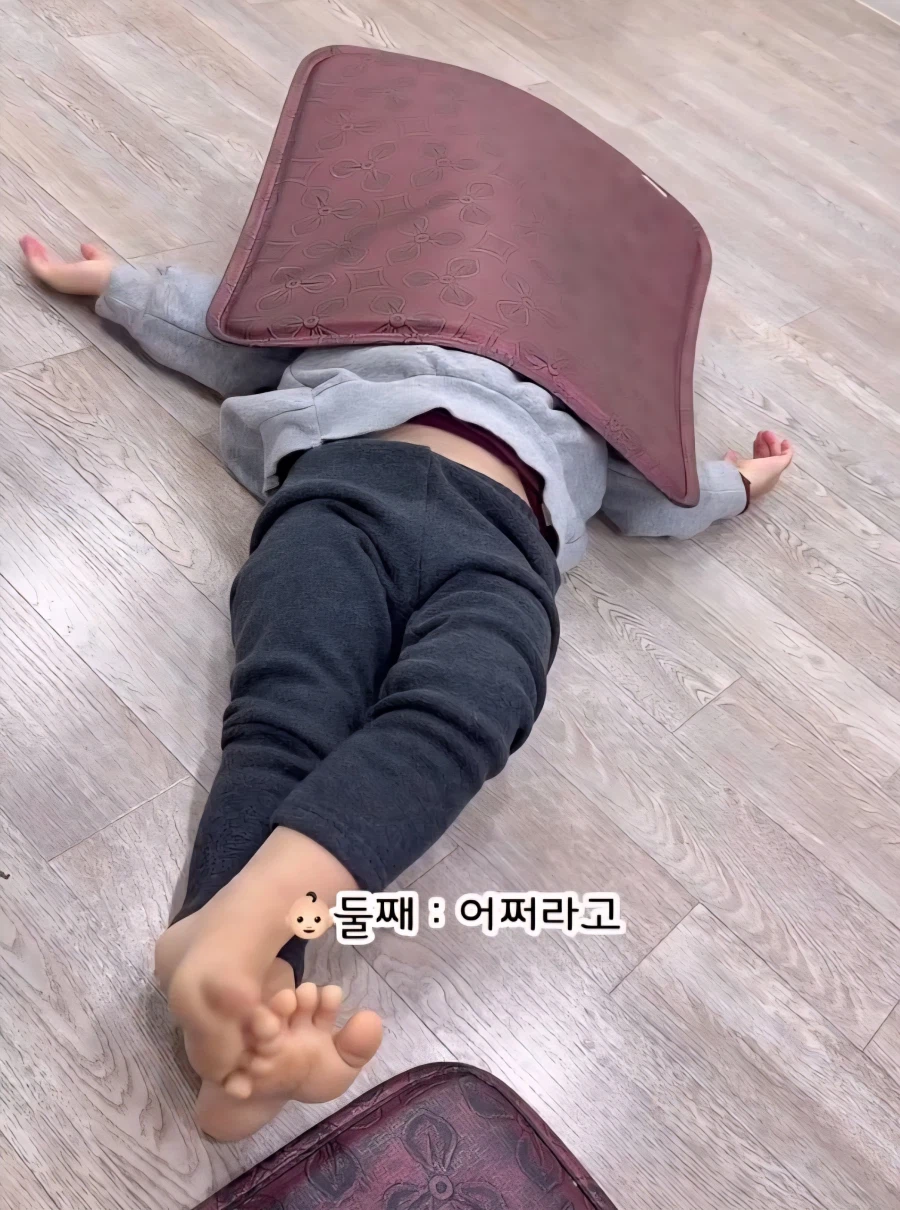 어린 딸 둘 데리고 외식하는 엄마의 고충_2.webp