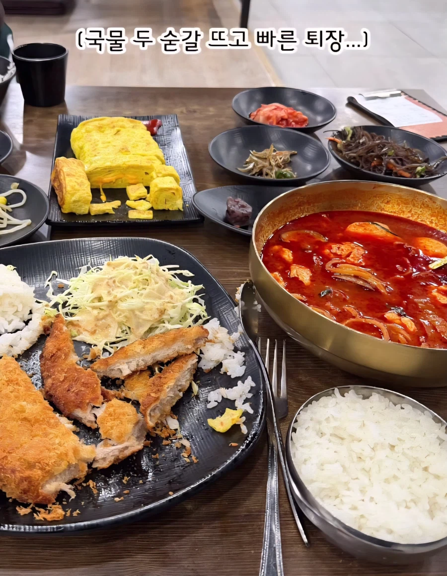 어린 딸 둘 데리고 외식하는 엄마의 고충_3.webp