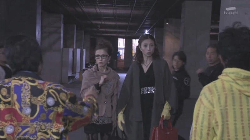 한밤 중에 여자들을 납치하려던 괴한들_1.webp