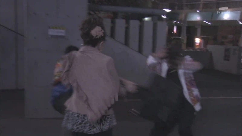 한밤 중에 여자들을 납치하려던 괴한들_4.webp