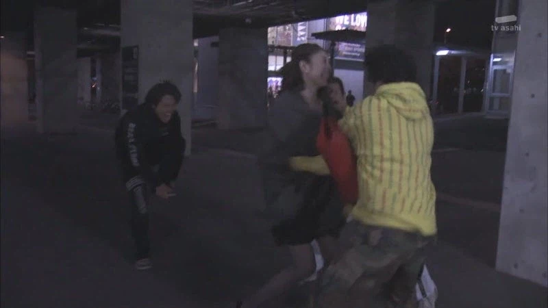 한밤 중에 여자들을 납치하려던 괴한들_5.webp