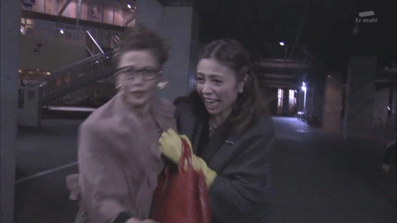 한밤 중에 여자들을 납치하려던 괴한들_7.webp