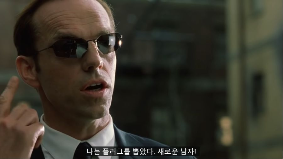 네오와 담소를 나누는 스미스 요원_3.png