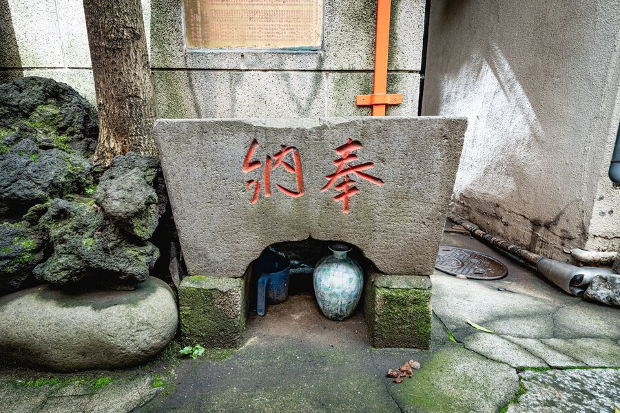 일본, 건물 사이의 이나리 신사⛩_2.jpg