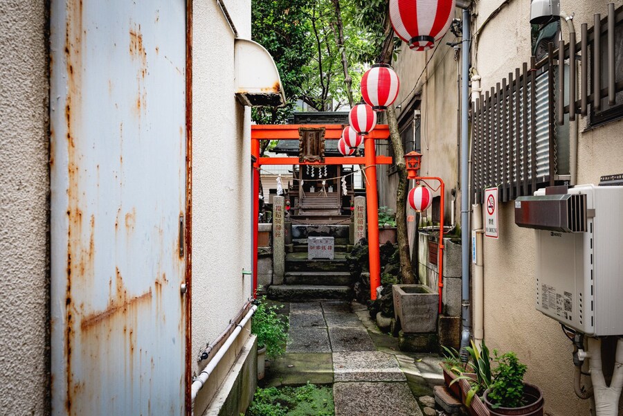 일본, 건물 사이의 이나리 신사⛩_5.jpg