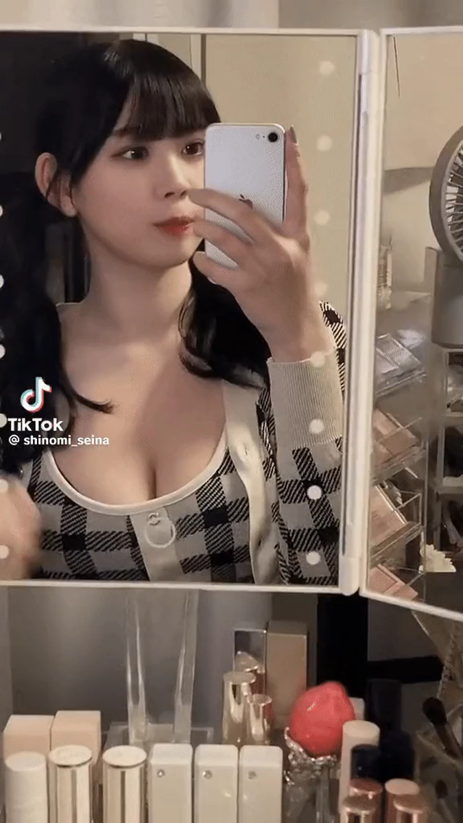 적당한 가슴 크기 공개 gif_1.webp