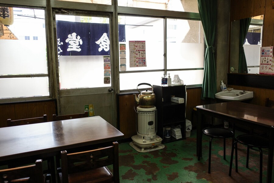 일본, 허름하고 오래된 가게의 키츠네 우동(유부우동) _3.jpg