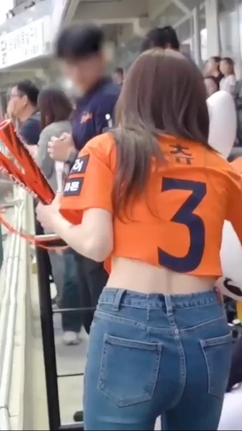 츄 청바지 gif_3.webp