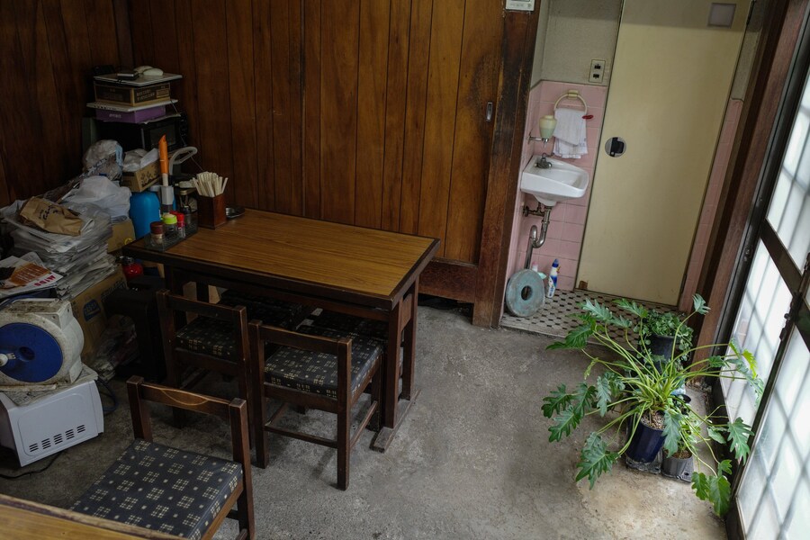 일본, 허름하고 자리 적은 식당의 텐동(튀김 덮밥) _2.jpg