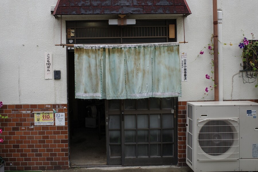 일본, 허름하고 자리 적은 식당의 텐동(튀김 덮밥) _1.jpg