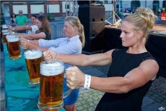 엄청난 인자강들만 가능한 독일 옥토버페스트 종업원들.jpg_2.webp