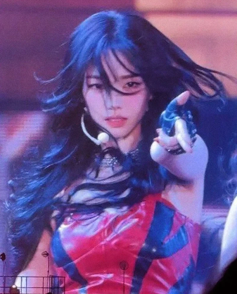 카리나 복장 지적하는 천주교 신부_14.webp