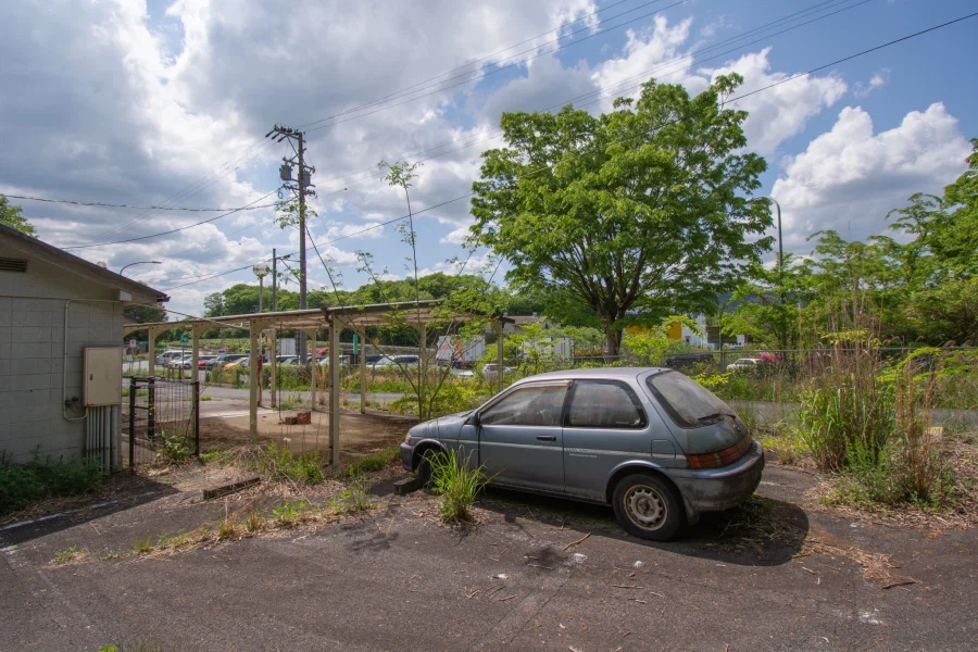일본, 폐허 분위기 물씬나는 휴게소의 음식점_2.webp