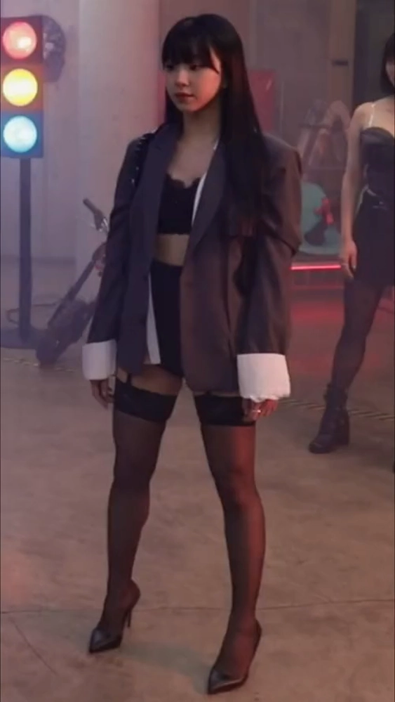 호불호 갈리는 스타킹 gif_1.webp