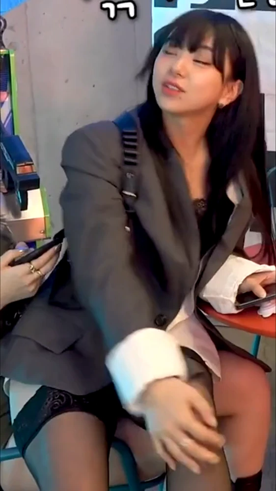 호불호 갈리는 스타킹 gif_3.webp