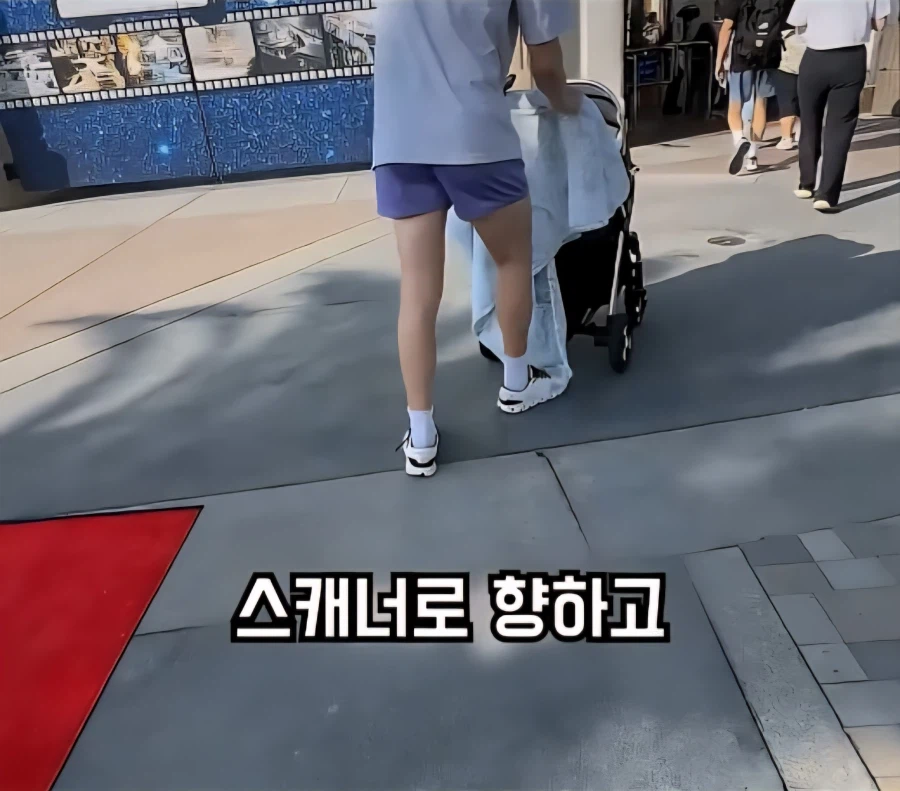 아기로 분장해서 공짜로 놀이공원 뚫기_21.webp