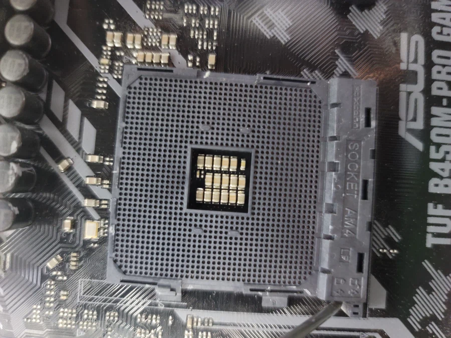 Cpu 핀 휘어서 폈는데 컴 안켜짐 ㅅㅂ 만우절이라고해줘_4.webp