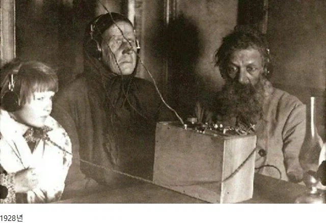 라디오를 처음 듣는 소련농부_1.webp