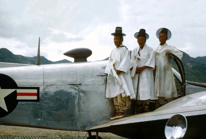 50년대 신기하네 전부 조선시대 옷 입고 있었네_1.webp