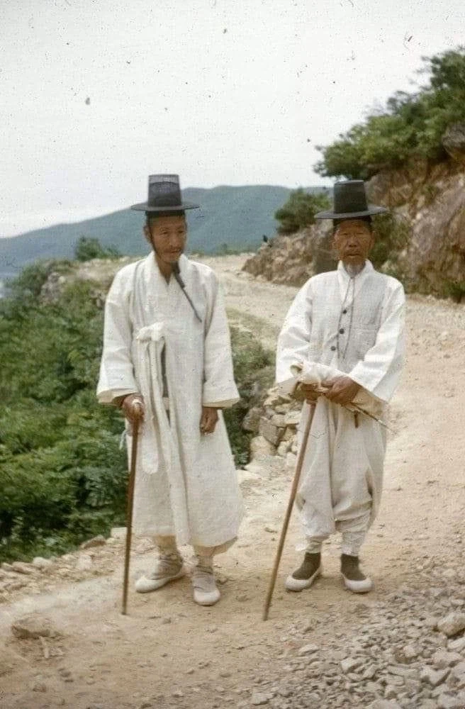 50년대 신기하네 전부 조선시대 옷 입고 있었네_3.webp