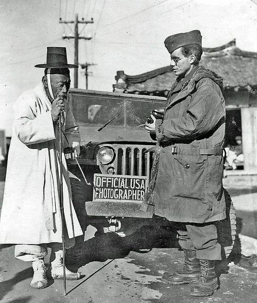 50년대 신기하네 전부 조선시대 옷 입고 있었네_5.webp