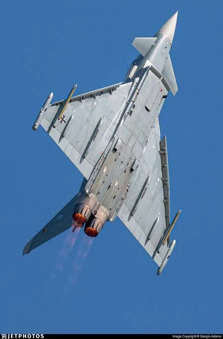 전투기 몸매_1.webp