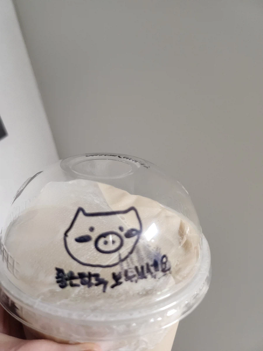 메가커피는 고양이 그려주는거 아녔음?_1.webp