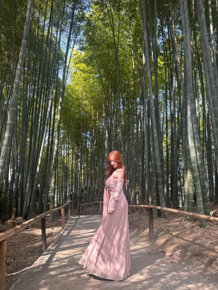 꽃 구경 나온 눈나_1.webp