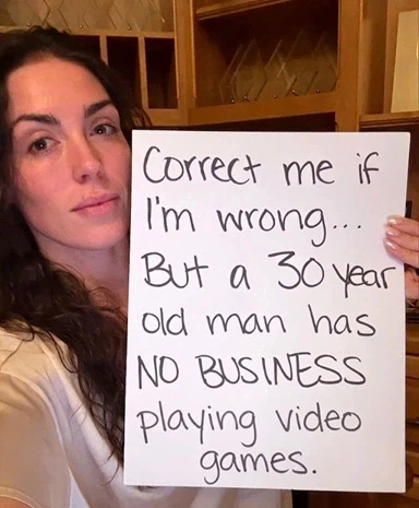 ???:30살 이상 먹은 남자가 게임하면 이상하다_1.webp