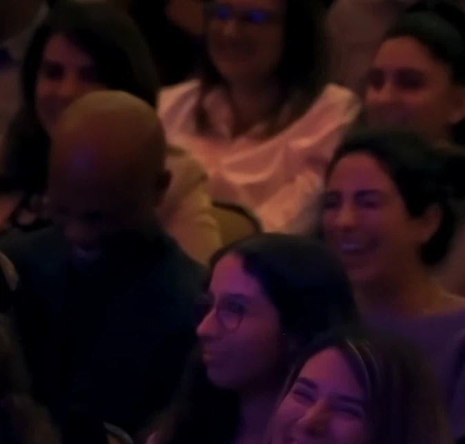 ??? : ㅋㅋㅋ야 코미디쇼에 정장은ㅋㅋㅋ 너 무슨 FBI 요원이냐?_6.webp