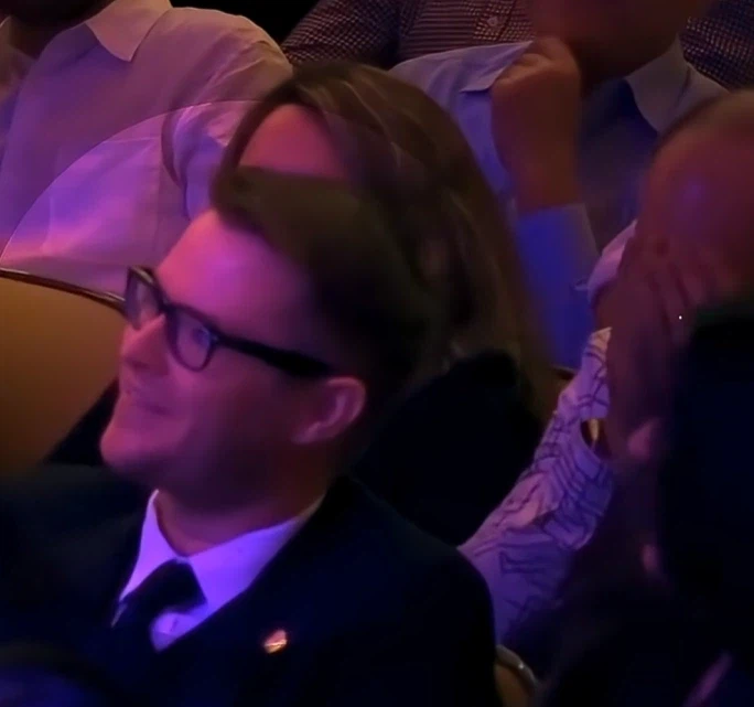 ??? : ㅋㅋㅋ야 코미디쇼에 정장은ㅋㅋㅋ 너 무슨 FBI 요원이냐?_3.webp