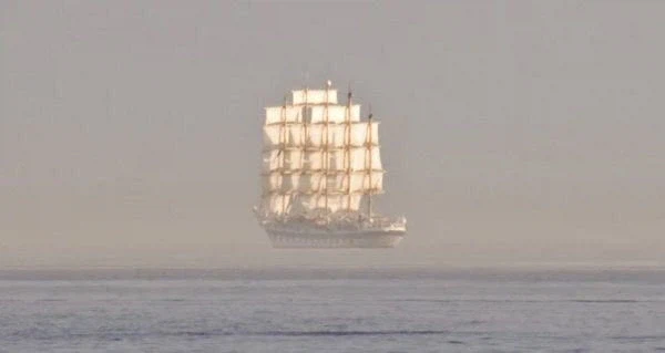 바닷가에서 목격되는 신기루 현상.jpg_1.webp