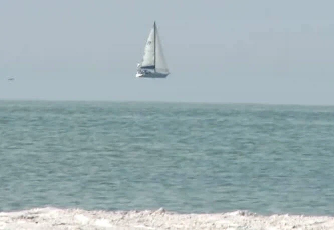 바닷가에서 목격되는 신기루 현상.jpg_2.webp