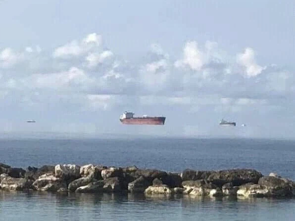 바닷가에서 목격되는 신기루 현상.jpg_3.webp