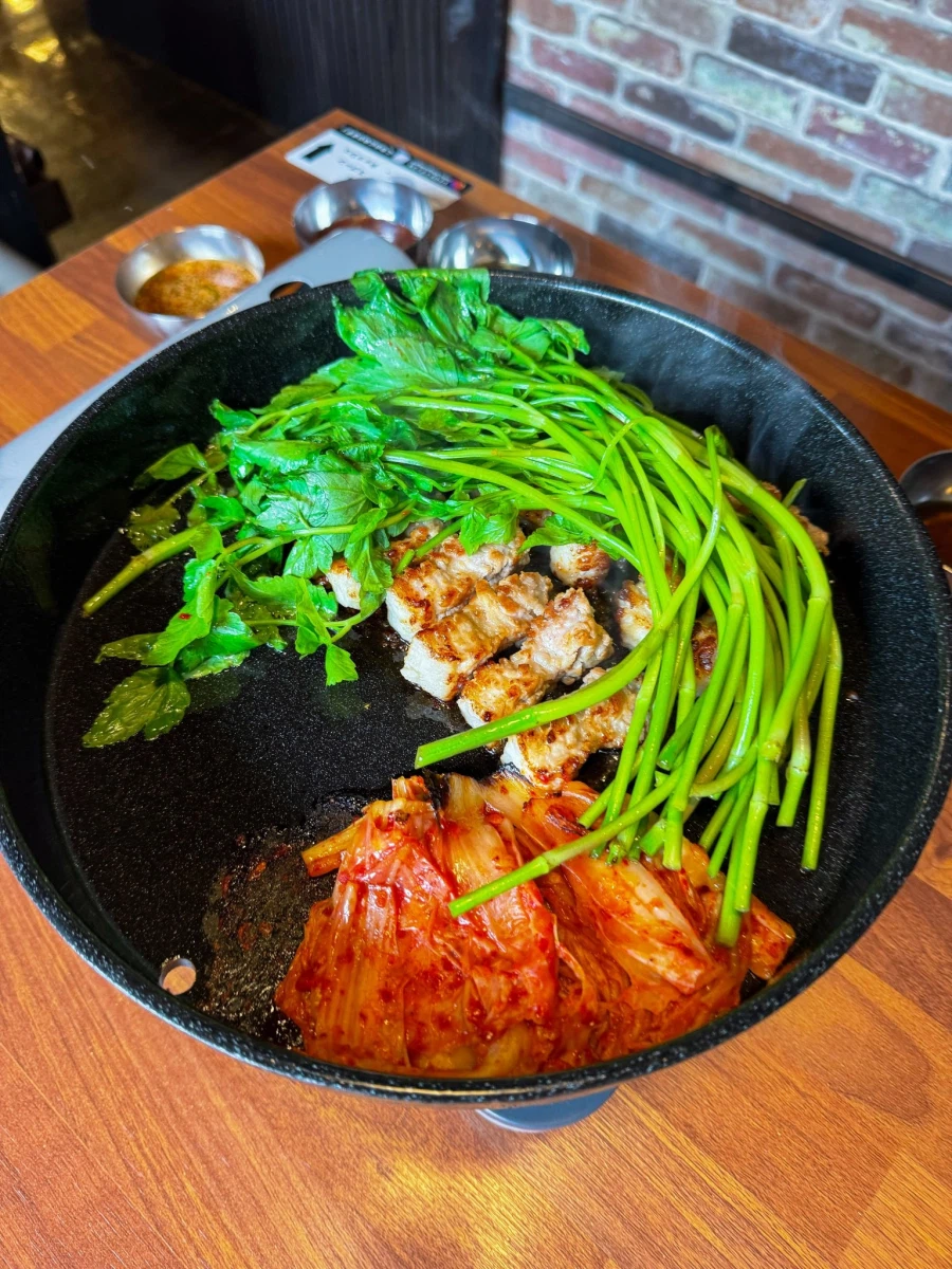 일본, 고깃집의 미나리 삼겹살 _1.webp