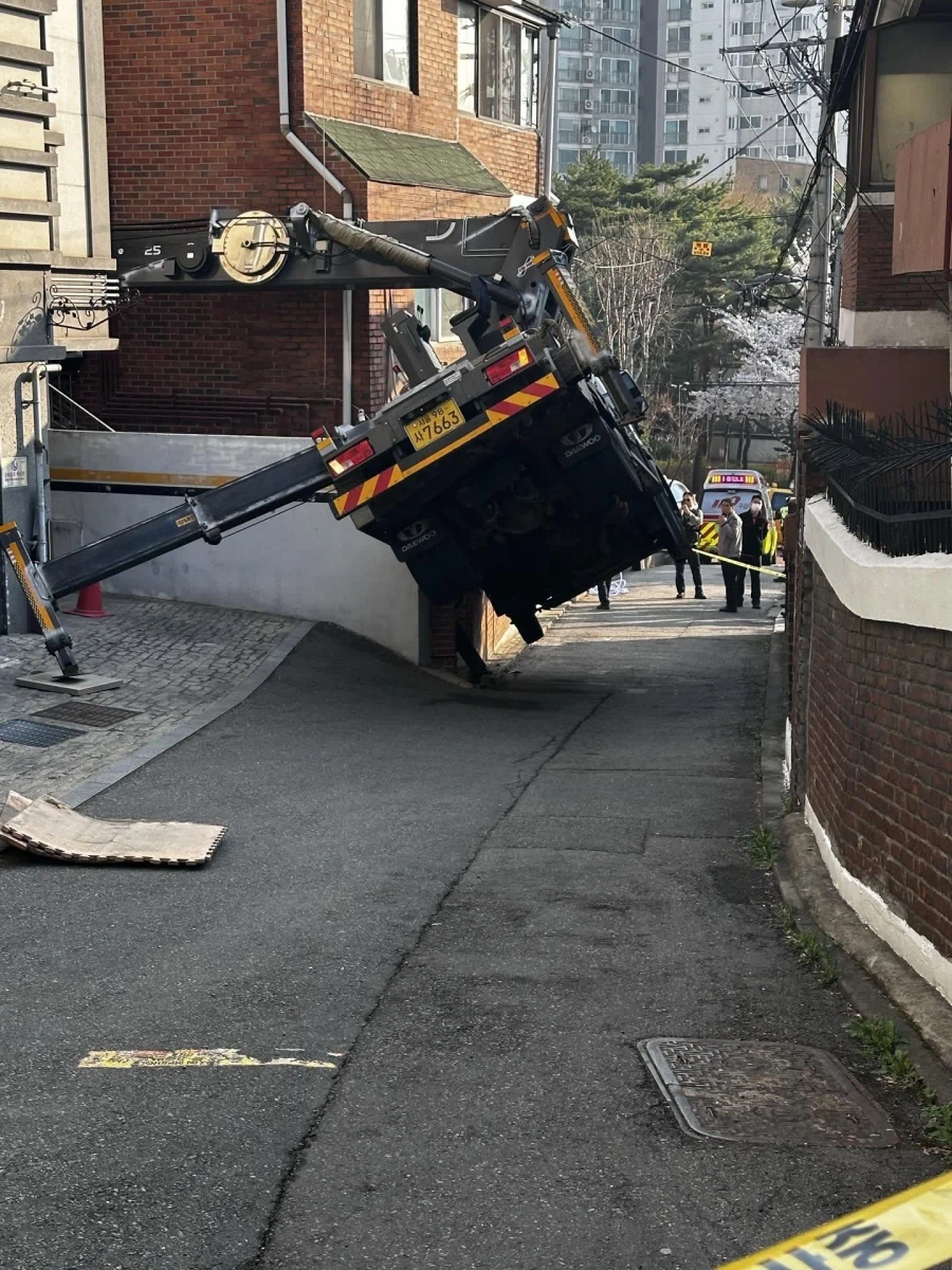 골목길 차 사고_1.webp