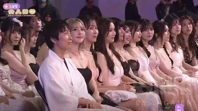 같이 찍힌 여자들과 모두 해본 남자_1.webp