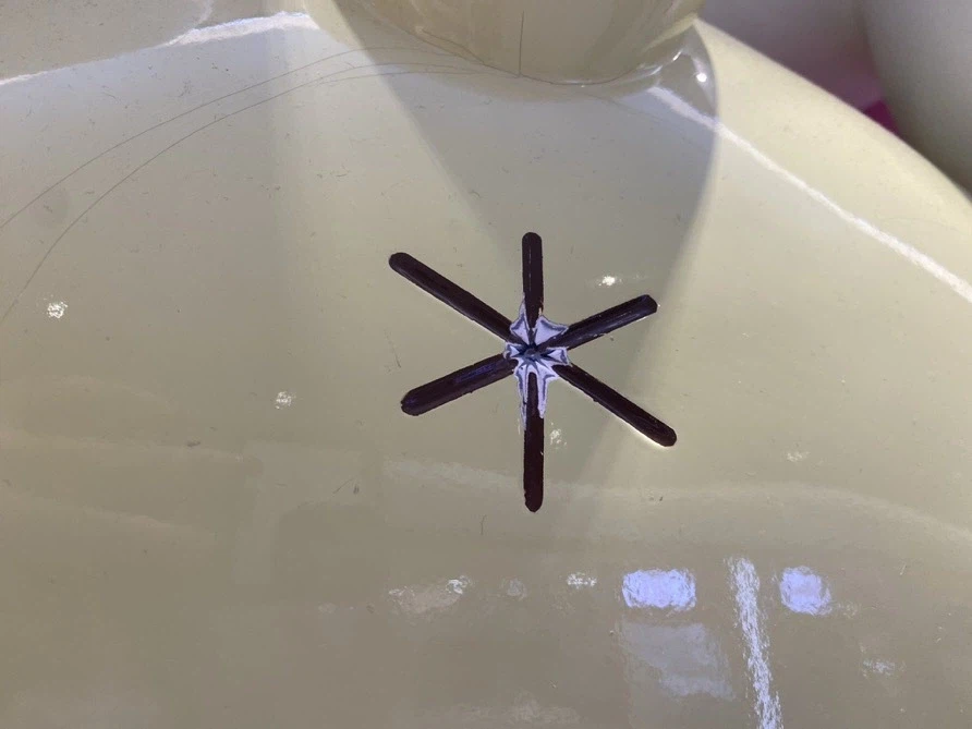 사람들이 많이 만져 헐은 구멍.jpg_2.webp