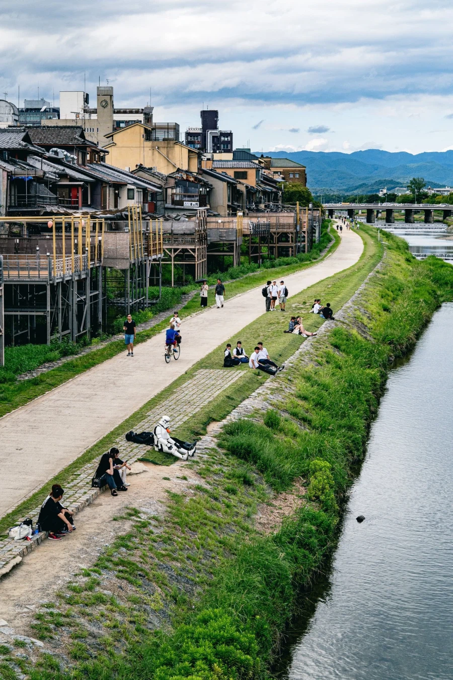 강변에서 쉬고 있는 사람들.jpg_1.webp