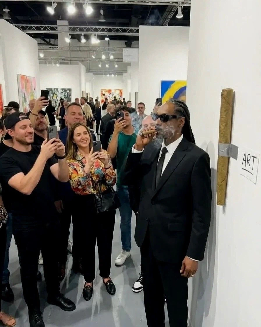 거대 대마초 시가 벽에 붙이고